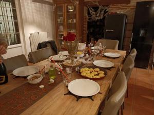 LamagistèreBellevue的一张木桌,上面放有盘子和碗的食物