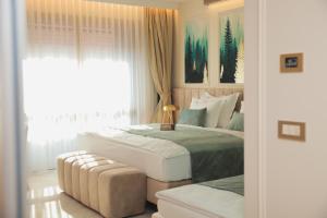 瓦拉日丁托普利采Hotel Bernarda的一间卧室设有一张大床和一个窗户。