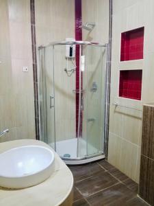 基利菲Va’s home的带淋浴、卫生间和盥洗盆的浴室