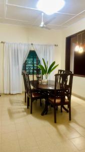 基利菲Va’s home的一间配备有桌椅和植物的餐厅