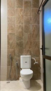 基利菲Va’s home的一间带卫生间和淋浴的浴室
