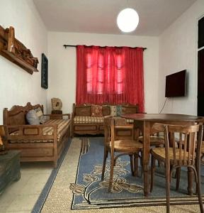 苏塞Anis 2的客厅配有桌子和沙发