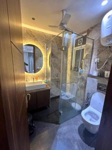新德里The LUTF的带淋浴、卫生间和盥洗盆的浴室