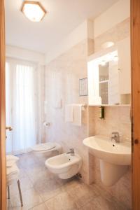 莫尔韦诺艾尔卡米纳托酒店的浴室设有2个水槽和2个卫生间