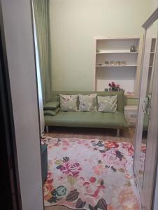 YakkasarayЧавандоz的客厅配有绿色沙发和地毯。