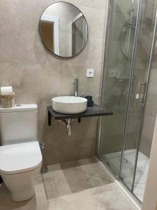 埃普拉特约布里加Barcelona PR Guesthouse的一间带卫生间、水槽和镜子的浴室