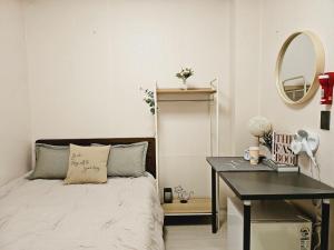 议政府市K Highstel Uijeongbu 35的一间卧室配有一张床、一张书桌和一面镜子