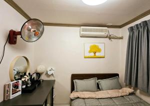 议政府市K Highstel Uijeongbu 35的一间卧室配有一张床和风扇