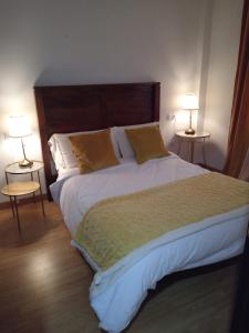 莫纳奇尔Rincón de María José的一间卧室配有一张大床和两盏灯