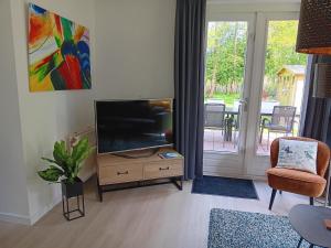 EwijkEllen's home的客厅配有平面电视和椅子。