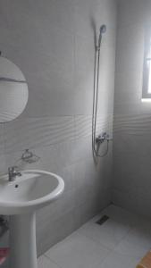 都拉斯Vila Hyseni的白色的浴室设有水槽和淋浴。