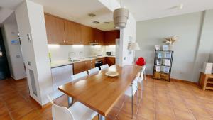 安波拉Gladiolus的厨房配有木桌和白色椅子