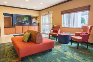 法戈法戈费尔菲尔德套房客栈的客厅配有橙色沙发和椅子