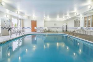 法戈法戈费尔菲尔德套房客栈的一座配有桌椅的酒店游泳池