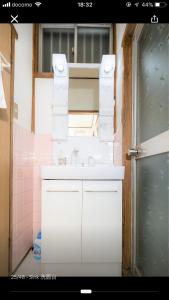 大阪ご縁西*和风独栋*地铁站徒步3分钟*15分钟直达难波*自助入住的浴室配有白色水槽和淋浴。
