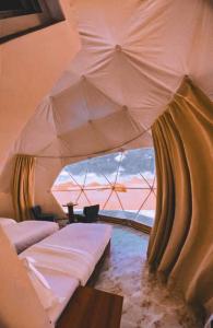 瓦迪拉姆wadi rum camp stars & jeep tour的客房设有两张床和大窗户。
