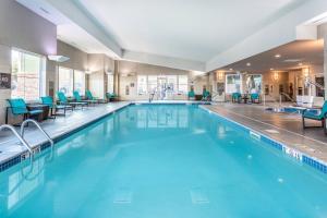 德卢斯德鲁斯原住客栈的酒店的大型游泳池配有桌椅