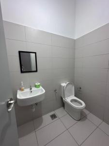 新山55 Cozy Home Mount Austin Eco Adda Setia Indah Daya的白色的浴室设有卫生间和水槽。