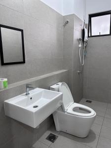 新山55 Cozy Home Mount Austin Eco Adda Setia Indah Daya的白色的浴室设有水槽和卫生间。