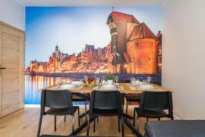 格但斯克Apartament Gdansk Stare Miasto的一间享有城市美景的带桌子的用餐室