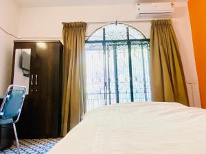 浦那Relaxing 3 Ac Room Near Pune Airport Kalyani Nagar的一间卧室设有一张床和一个窗口
