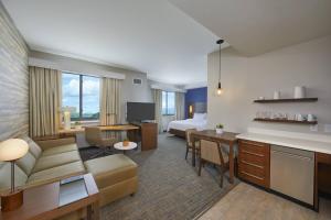 卡波雷Residence Inn by Marriott Oahu Kapolei的酒店客房设有床和客厅。