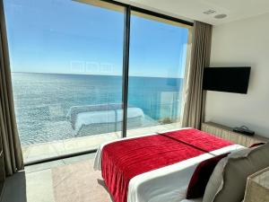 罗克布吕讷-卡普马丹MyBlueVista LUXURY WELLNESS VILLA La Mer NEAR MONACO的卧室设有海景大窗户