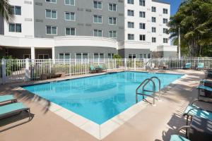 迈阿密迈阿密西/佛罗里达州收费公路万怡酒店的大楼前的游泳池