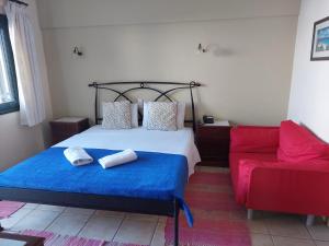 索瓦拉埃雷弥萨酒店的一间卧室配有一张床和一张沙发