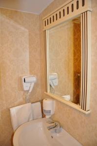 布勒伊拉Pensiunea Reset Club的一间带水槽和镜子的浴室