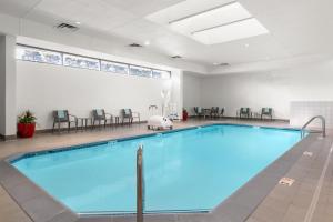 Mendota Heights明尼阿波利斯-圣保罗机场万怡酒店的一座带大窗户的建筑中的游泳池