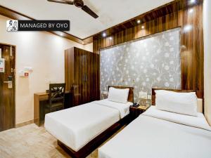 BallygungeTownhouse Imperio Ballygunge Near Park Circus的配有两张床的酒店客房