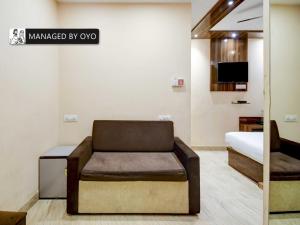 BallygungeTownhouse Imperio Ballygunge Near Park Circus的一间配有沙发的卧室和一张位于客房内的床