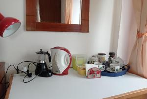 费拉迪普利米罗ROOM AURORA的一个带搅拌机和杯子的台面