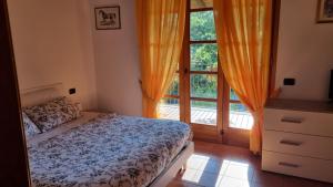 Osmate LentateAgriturismo Pastorelli的一间卧室设有一张床和一个大窗户