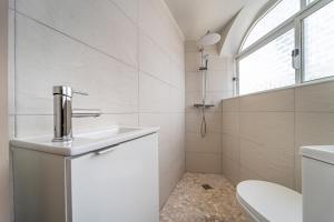 阿尔布费拉Sandy Bottoms Hostel的白色的浴室设有水槽和卫生间。