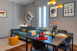 米兰Morigi 5 Vie的客厅配有桌子和蓝色沙发