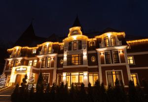 乌日霍罗德Park Hotel Bristol的一座在晚上有灯的大建筑