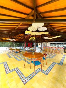 婆罗浮屠婆罗浮屠度假村别墅的大楼内带桌椅的用餐室