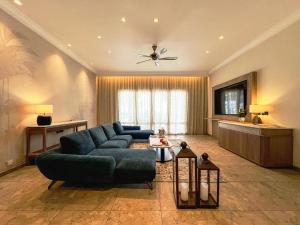 弗利康弗拉克马拉迪瓦别墅度假酒店及Spa的客厅配有蓝色的沙发和电视