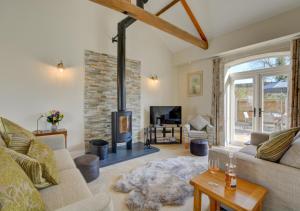 ElsingMill Cottage的客厅设有壁炉和沙发。