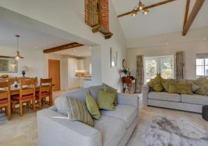 ElsingMill Cottage的带沙发的客厅和用餐室