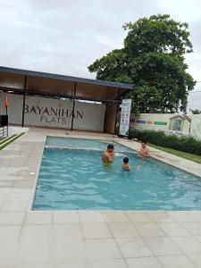 Lapu Lapu CityAle Contel的三人在游泳池里