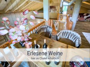 AllenbachNatur-Chalet zum Nationalpark Marie-Luise inkl E-Auto的用餐室配有桌椅和葡萄酒瓶