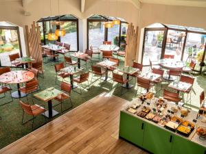 利雪Ibis Styles Lisieux Normandie的享有带桌椅的餐厅的顶部景致