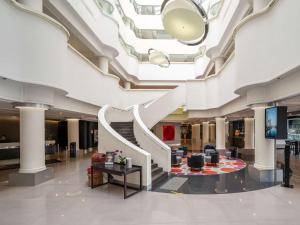 墨尔本墨尔本阿尔伯特公园铂尔曼酒店的大厅,大楼内有一个螺旋楼梯