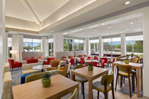 利索尼亚亚特兰大东/斯多克里斯特希尔顿嘉登酒店的餐厅设有桌椅和窗户。
