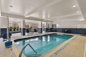 利索尼亚亚特兰大东/斯多克里斯特希尔顿嘉登酒店的大楼内一个蓝色的大型游泳池