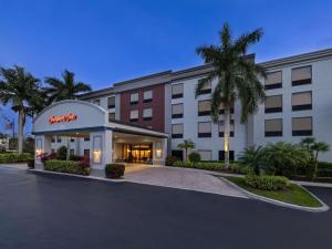 西棕榈滩韦斯特帕姆海滩汉普顿旅馆 - 佛罗里达州汤润派克的酒店前方的 ⁇ 染
