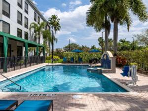 西棕榈滩韦斯特帕姆海滩汉普顿旅馆 - 佛罗里达州汤润派克的棕榈树酒店的一个游泳池